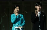 La princesse Kako (g) et le prince Hisahito au balcon du palais impérial lors de la cérémonie traditionnelle de vœux du Nouvel An, le 2 janvier 2026 à Tokyo