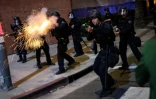 Des policiers de Los Angeles, dont l'un fait feu avec une arme non létale, le 30 janvier 2026 dans la ville californienne lors d'une manifestation contre la police de l'immigration
