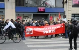 Des dizaines de salariés, inquiets pour leur avenir, manifestent devant le magasin historique de Tati dans le quartier de Barbès à Paris, le 4 mai 2017 