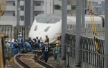 Des ouvriers tentent de remettre en marche un train à grande vitesse shinkansen après son déraillement provoqué par le récent tremblement de terre à Kumamoto, le 18 avril 2016