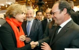 Le président François Hollande parle à la présidente de la région Ile-de-France Valérie Pécresse au salon Livre Paris le 16 mars 2016 