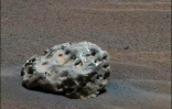 Photo d'une météorite métallique à la surface de Mars, prise par le rover Opportunity, et diffusée par la Nasa le 19 janvier 2005