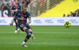 Le défenseur du PSG Dani Alves ouvre le score à Nantes, le 17 avril 2019
