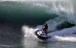 jet ski dans les vagues 