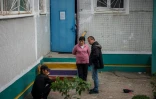 Des habitants évacués du village de Rouska Lozova dans la cour de l'école maternelle 420 du district Osnoviansky, le 18 mai 2022 au sud de Kharkiv, en Ukraine