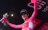 Le coureur gallois d'Ineos-Grenadiers Geraint Thomas, leader du Giro, sur le podium après l'arrivée de la 19e étape du Tour d'Italie, le 26 mai 2023 à Tre Cime di Lavaredo