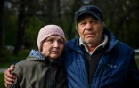 Tatiana Efimovna (g) et Petro Nilolaivich arrivés à Kharkiv après avoir fui le village de Rouska Lozova, le 29 avril 2022 en Ukraine