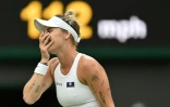 La Tchèque Marketa Vondrousova n'en revient pas: elle vient de battre l'Américaine Jessica Pegula en quarts de finaqle de Wimbledon le 11 juillet 2023 à Londres