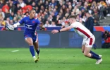 Le centre du XV de France Gaël Fickou (g) contre l'Angleterre dans le Tournoi des six nations, le 19 mars 2022 au Stade de France