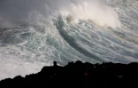 houle en bord de mer avec de grosses vagues