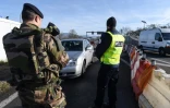Un policier et un militaire participent au contrôle des voitures à la frontière franco-allemande, à Ottmarsheim, le 22 décembre 2016.