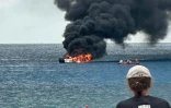 Un bateau prend feu au large de la plage de Roches Noires