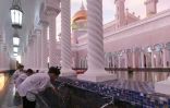 Des jeunes gens font leurs ablutions à la mosquée Sultan Omar Ali Saifuddien de Bandar Seri Begawan, la capitale du sultanat de Brunei, le 1er avril 2019.
