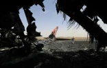 Un avion détruit à l'aéroport international de Sanaa au lendemain de frappes israéliennes, le 7 mai 2025