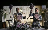 Les Chinois Song Jihan (d) et Wang Zengyi lors de leur mariage près de Pattaya, en Thaïlande, le 31 mai 2025