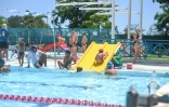 Le Port : le père Noël fait une escale à la piscine