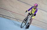 Le cycliste amateur français Robert Marchand, 105 ans, tente de battre le record mondial de l'heure pour les plus de 105 ans au vélodrome de Saint-Quentin-en-Yvelines, le 4 janvier 2017