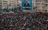 Malgré la pluie, plusieurs miliers de personnes ont assisté au meeting de Kemal Kilicdaroglu, le candidat de l'opposition turque qui défiera le président sortant, Recep Tayyip Erdogan, le 14 mai dans les urnes à Canakkale, le 11 avril 2023