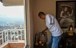 Un portrait de Pablo Escobar, baron de la drogue et "saint patron" dans un appartement duqquartier pauvre et catholique Medellin, en Colombie, le 8 septembre 2017