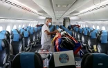 avion boeing 787 air austral présentation évacuations sanitaires aéroport roland garros