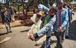 Un opposant déchire des urnes de la présidentielle au Zimbabwe, 1 août 2018,  Harare