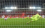 Le milieu égyptien de Liverpool, Mohamed Salah, marque sur penalty lors du match de groupes de la Ligue des champions à domicile face à Midtjylland, le 27 octobre 2020