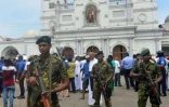 Des ambulances stationnent devant l'église Saint-Anthony à Colombo frappée par une explosion meurtrière, le 21 avril 2019