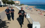 Policiers armés en patrouille sur la plage Trottel le 1er août 2016 à Ajaccio