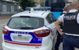 opération de contrôle par la police aux arrêts de bus