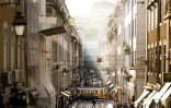Des tramways dans le centre-ville de Lisbonne, le 23 octobre 2024 au Portugal