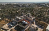 Vue aérienne d'un gîte touristique construit en forme d'avion à Qaffin, dans le nord de la Cisjordanie occupée, le 2 juillet 2025 