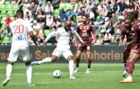 L'attaquant de l'OL Moussa Dembélé (c) sur le terrain de Metz, le 8 mai 2022  
