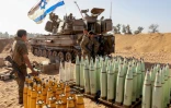 Une équipe d'artillerie israélienne prépare des obus près de la frontière avec la bande de Gaza dans le sud d'Israël, le 6 novembre 2023