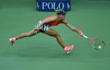 L'Allemande Angelique Kerber renvoie une balle à la Tchèque Karolina Pliskova adurant la finale féminine de l'US Open à New York le 10 septmebre 2016