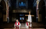 Deux prêtres avant d'entamer la procession à l'occasion du Vendredi saint, le 10 avril 2020 à Manta, près de Cuneo 