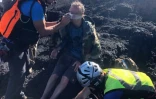 Des militaires portent secours à un touriste, en randonnée au volcan