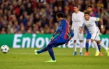 Neymar marque un pénalty pour Barcelone contre le PSG lors de la "remontada" du club catalan en 8e de finale retour de la Ligue des champions le 8 mars 2017 à Barcelone