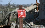 Un panneau avertit de la présence de mines dans le village de Grakove, près de Kharkiv en Ukraine, le 18 avril 2023