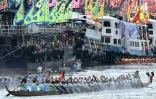 Des participants à la fête des bâteaux-dragons à Hong Kong, le 22 juin 2023
