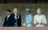 L'empereur japonais Akihito et l'impératrice Michiko (d), accompagnés du prince Naruhito et de la princesse Masako, lors d'une apparition publique au balcon du palais impérial, le 23 décembre 2016 à Tokyo