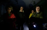 Des habitants de Hulyaipole, près de Zaporojjia dans le sud de l'Ukraine, se réfugient dans une cave pendant un bombardement, le 25 avril 2022