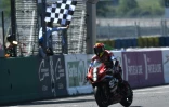 Le Français Gregg Black, au guidon de sa Suzuki, franchit la ligne d'arrivée des 24 Heures du Mans moto qu'il remporte avec ses équipiers Syvlain Guintoli et le Belge Xavier Siméon, le 13 juin 2021 sur le circuit Bugatti