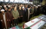 le Guide suprême iranien, l'ayatollah Ali Khamenei (à l'avant), prie devant les cercueils du général Qassem Soleimani et du chef paramilitaire irakien Abou Mehdi al-Mouhandis à l'Université de Téhéran le  6 janvier 2020