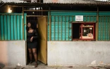 Une femme quitte une boutique de Luanda en Angola le 23 août 2022