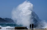 Des vagues gigantesques balayent la plage du David, à Marseille, le 5 mai 2019