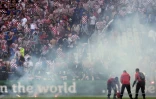 Jets de fumigènes par les supporters croates sur la pelouse lors du match de l'Euro-2016 contre la République Tchèque à Saint-Etienne, le 17 juin 2016