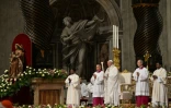 Le pape François  célébre la Veillée pascale dans la basilique Saint-Pierre, le 26 mars 2016 au Vatican