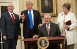 Le président américain Donald Trump, le vice-président Mike Pence, Rex Tillerson (assis), le nouveau secrétaire d'état aux côtés de sa femme, le 1er février 2017 à Washington