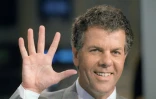 Le journaliste Jean-Claude Bourret fait le signe "Cinq" alors qu'il s'apprête à présenter le premier journal télévisé de la Cinq, le 14 septembre 1987 à Paris