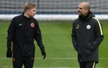Le milieu de terrain de Manchester City Kevin De Bruyne discute avec son entraîneur Pep Guardiola, le 22 novembre 2016 à Manchester